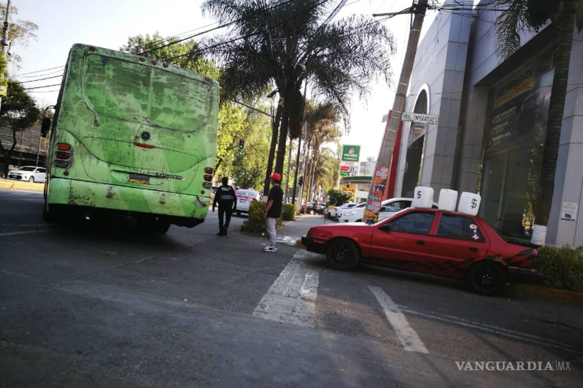 Aprovechan pánico por combustible, venden garrafones en gasolineras de la CDMX