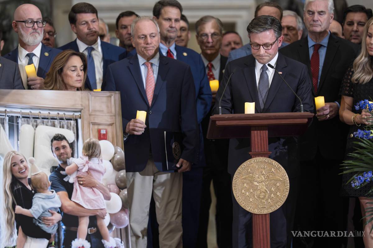 $!El presidente de la Cámara de Representantes, Mike Johnson encabeza una vigilia en honor al activista conservador Charlie Kirk.