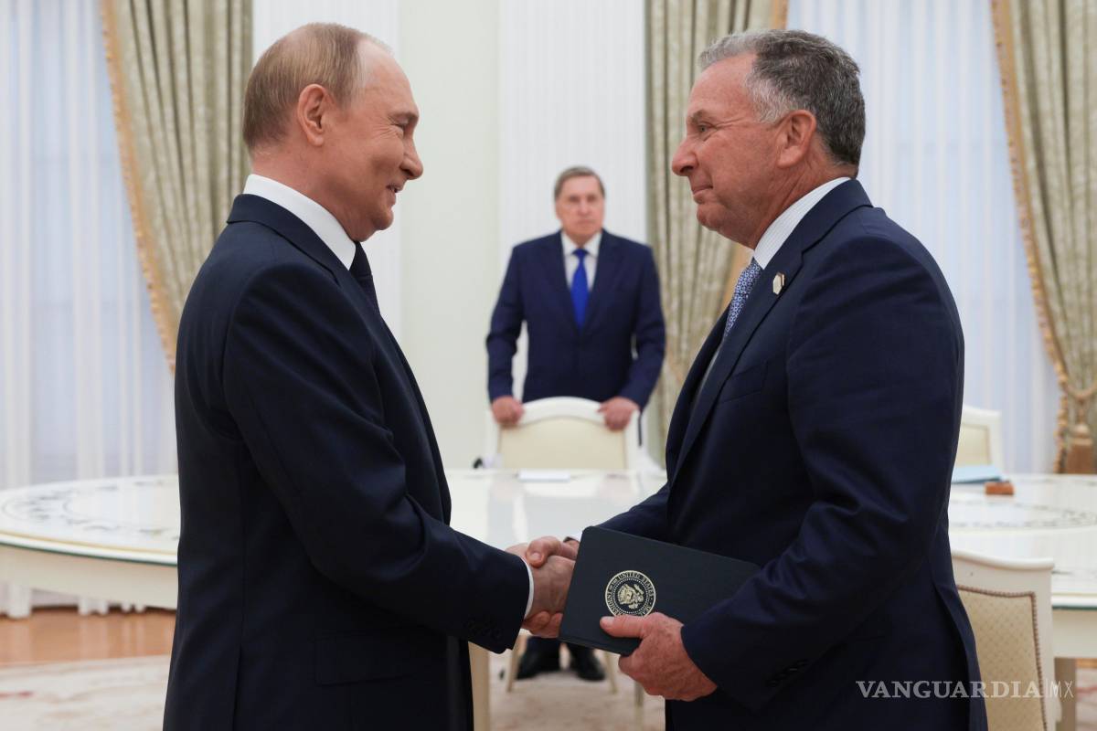 $!El presidente ruso, Vladimir Putin, y el enviado especial de Donald Trump, Steve Witkoff, se estrechan la mano durante su reunión en el Kremlin, en Moscú.