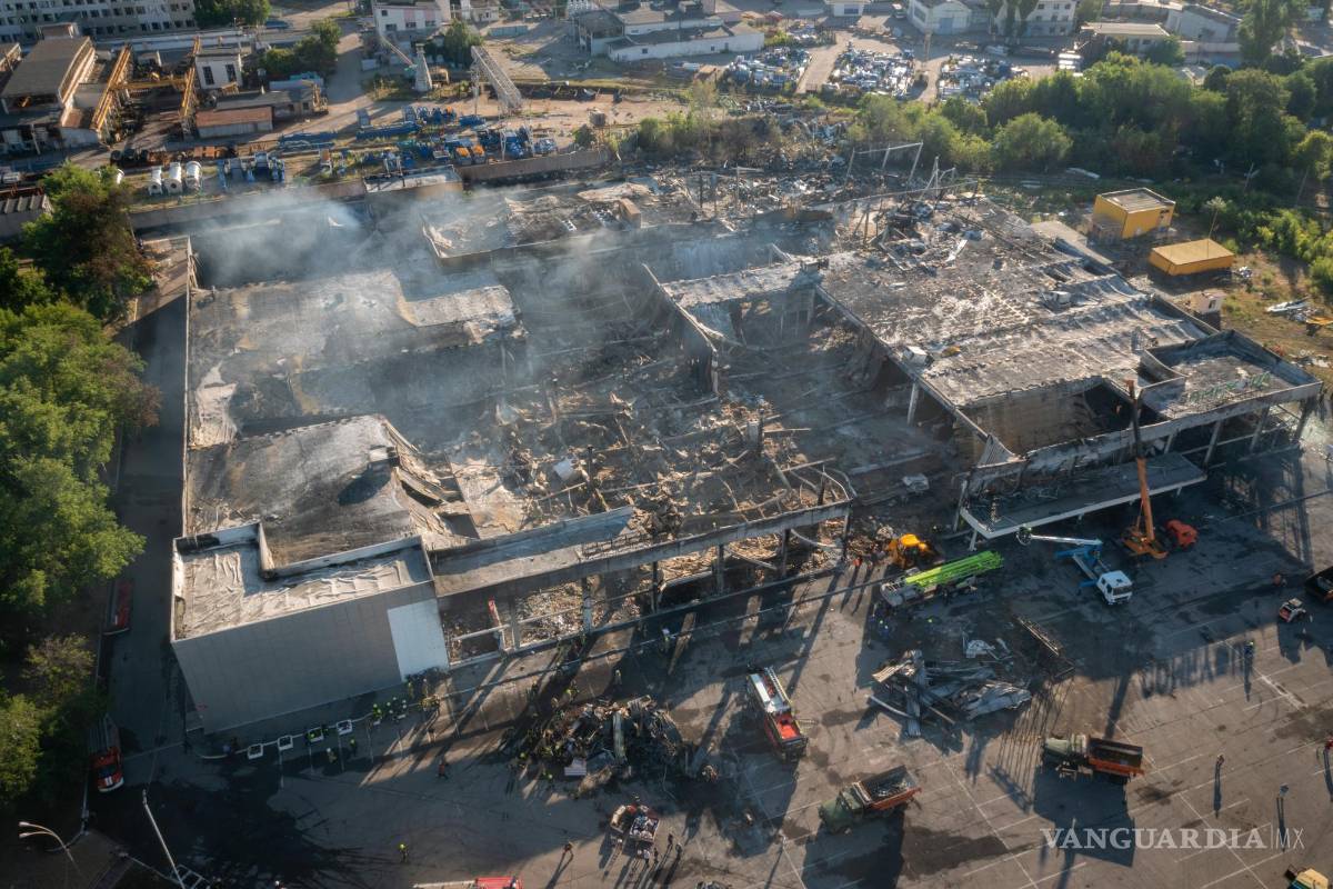 Rescatistas buscan víctimas en centro comercial ucraniano bombardeado por Rusia