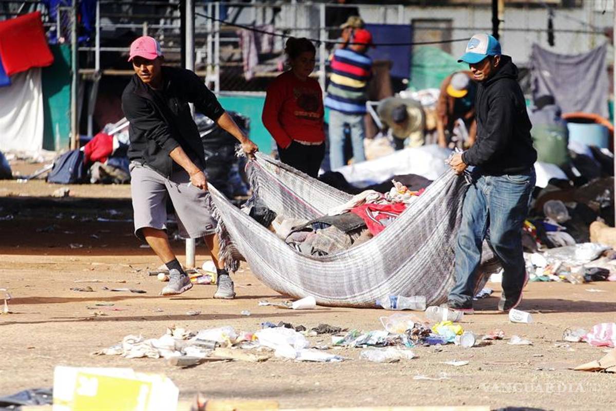 Lento traslado de migrantes a nuevo albergue en frontera de México con EU