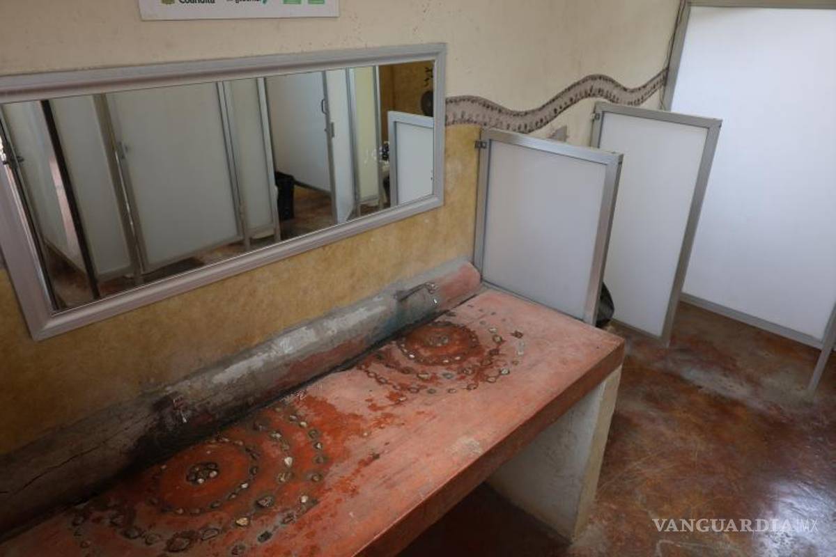 $!La falta de mantenimiento en los mingitorios y excusados ha generado incomodidad para los visitantes del BUEM, especialmente en fines de semana.