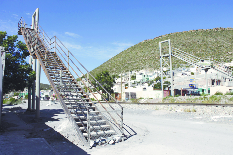 Abandonan construcción de puente peatonal en colonia El Tanquecito de Saltillo