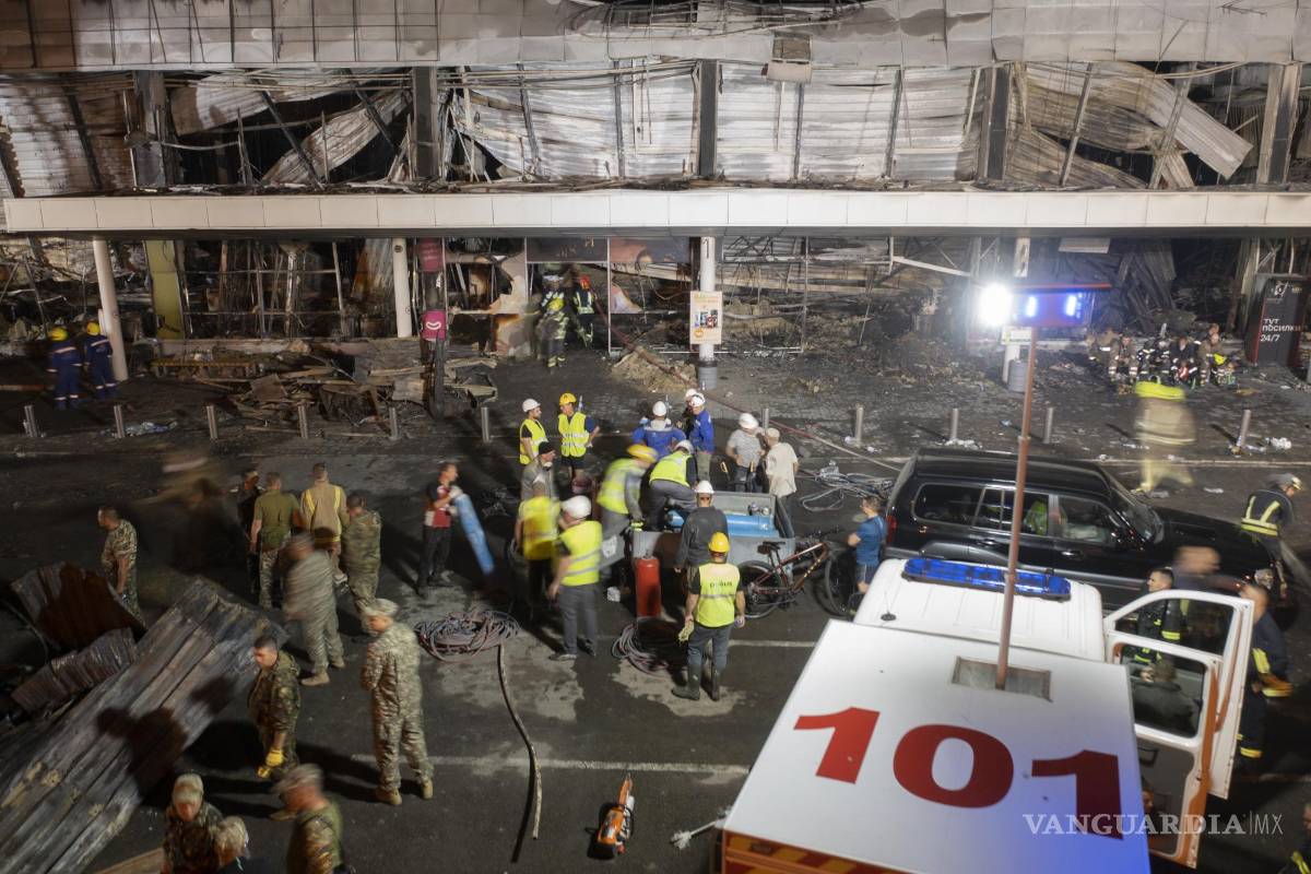 Rescatistas buscan víctimas en centro comercial ucraniano bombardeado por Rusia