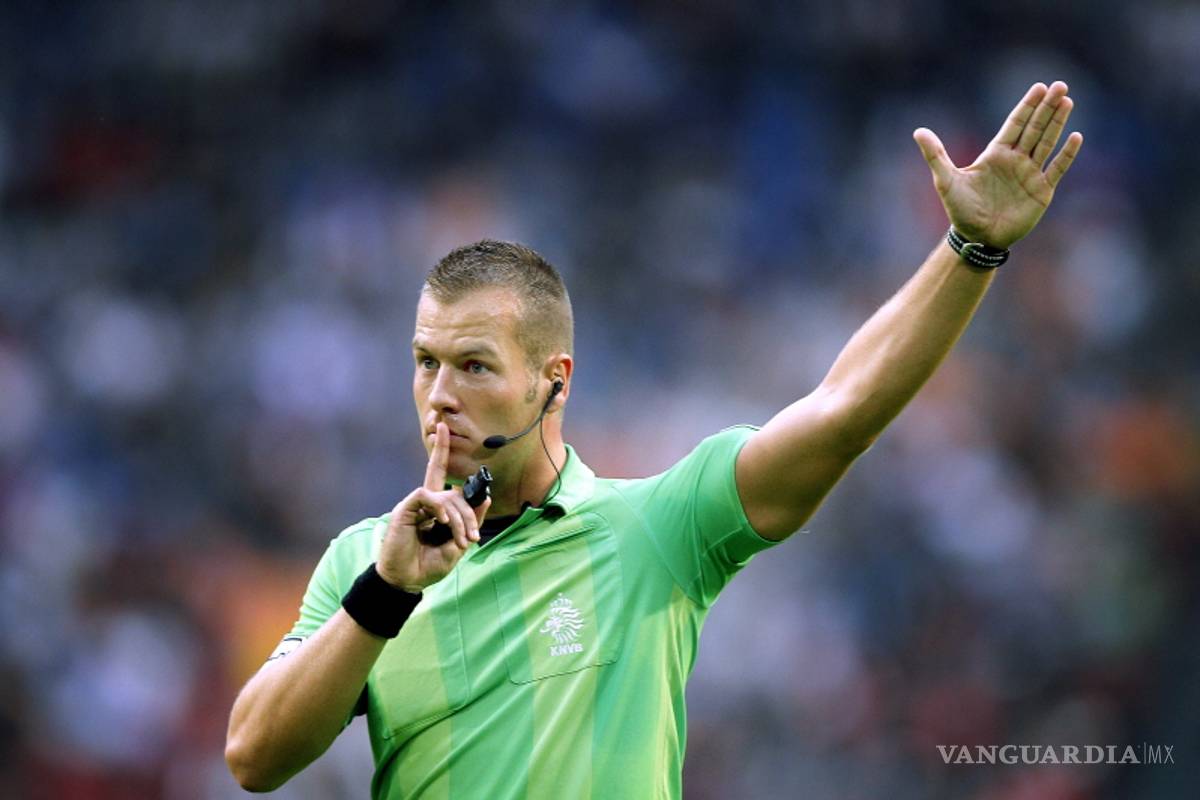 Árbitro usa por primera vez la tecnología para expulsar a un futbolista