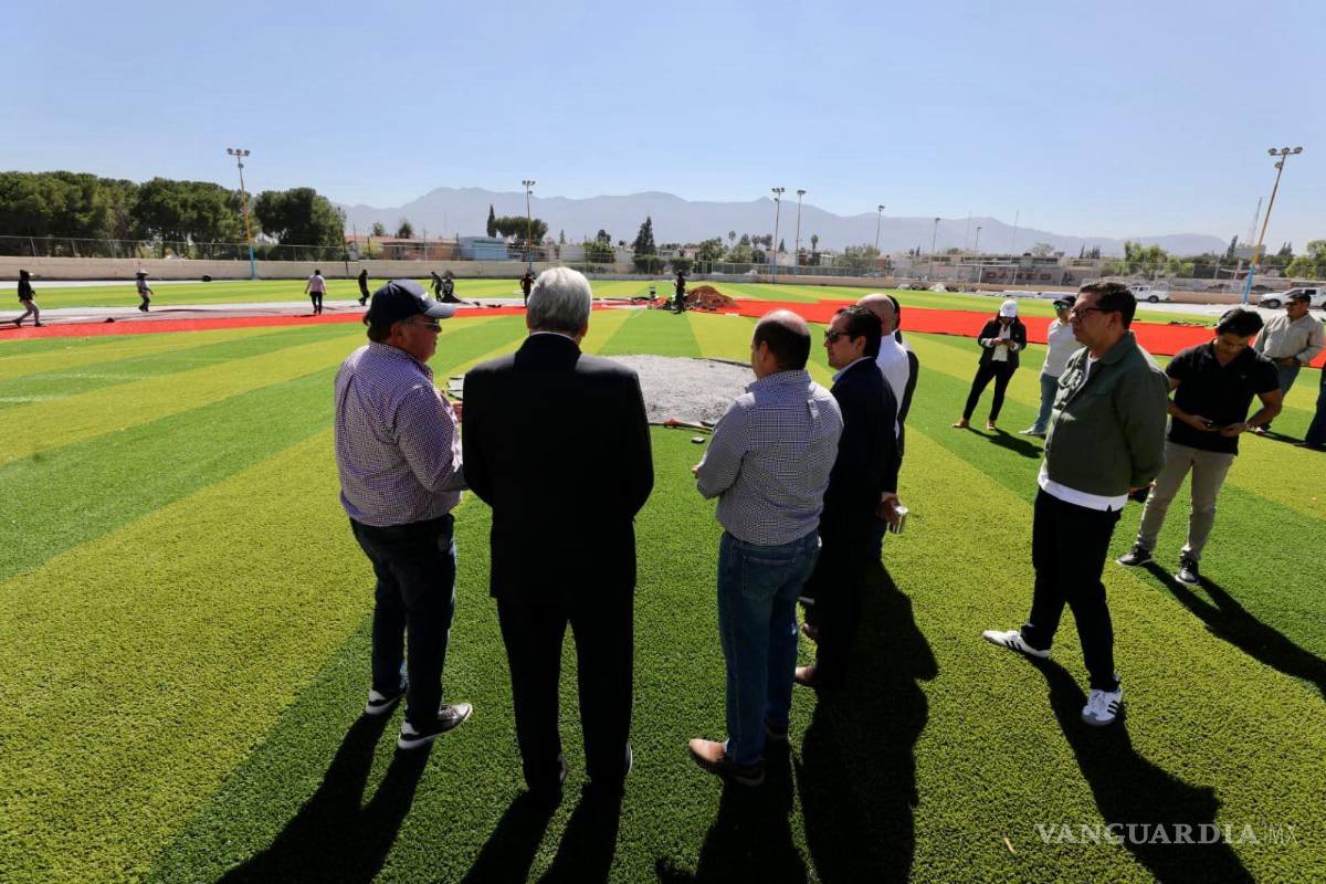 Saltillo: Supervisa Alcalde rehabilitación de campo; reportan un 75% de avance