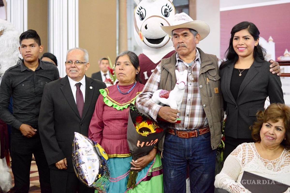 $!Foto de padres en la graduación de su hija de la universidad conmueve a las redes sociales