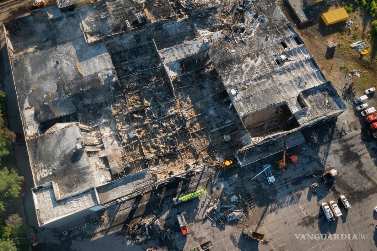 Rescatistas buscan víctimas en centro comercial ucraniano bombardeado por Rusia