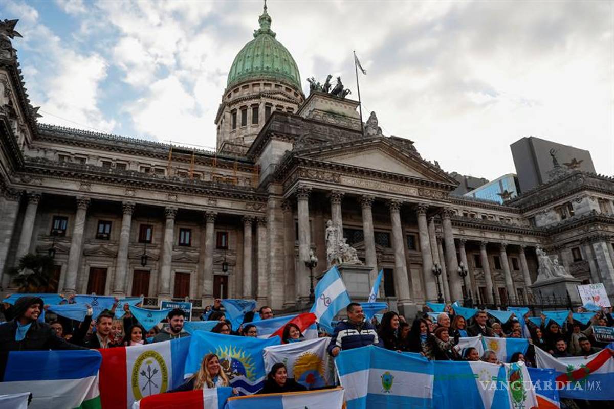 Celebran misa por "las dos vidas" en medio de debate por aborto en Argentina