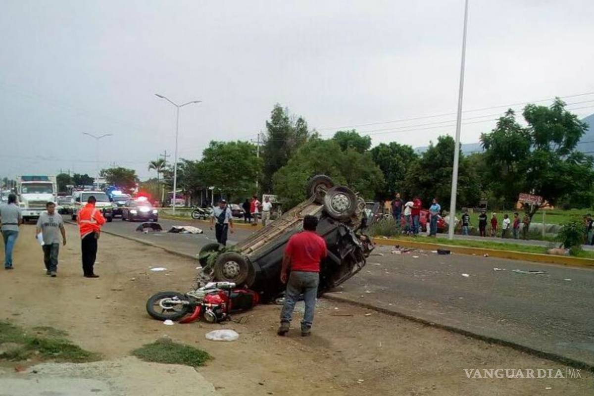 Mueren dos maestros de la Sección 22 en un accidente carretero en Oaxaca