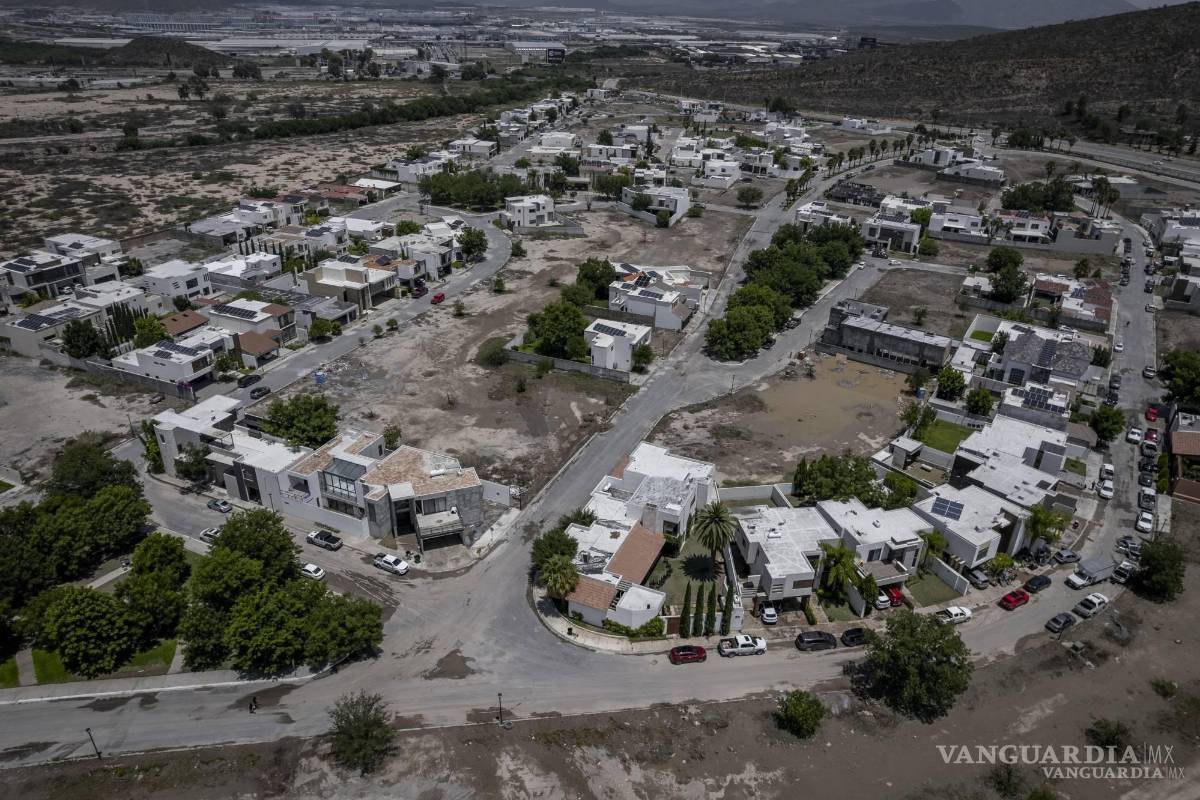 Después de un mes, vecinos del norte de Saltillo continúan reparando daños que dejaron inundaciones
