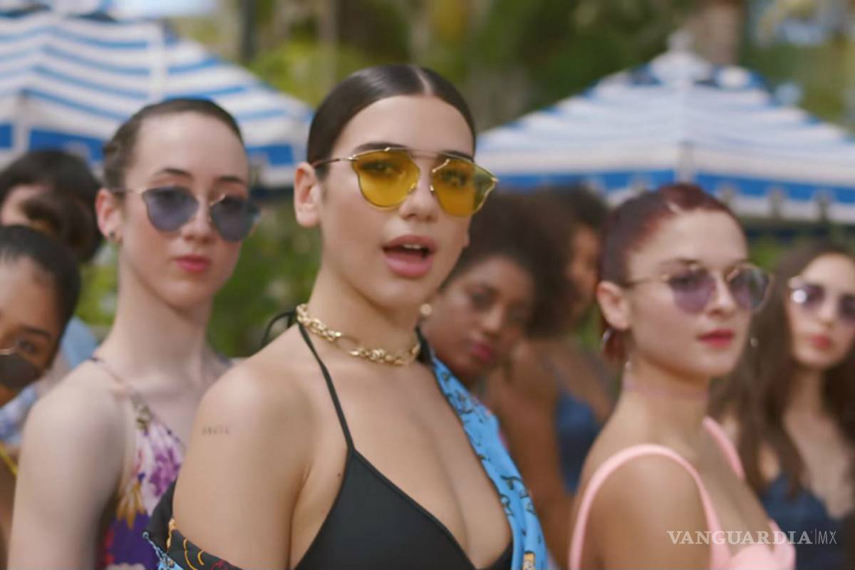 Dua Lipa celebra el primer aniversario de su sencillo New Rules (Video)