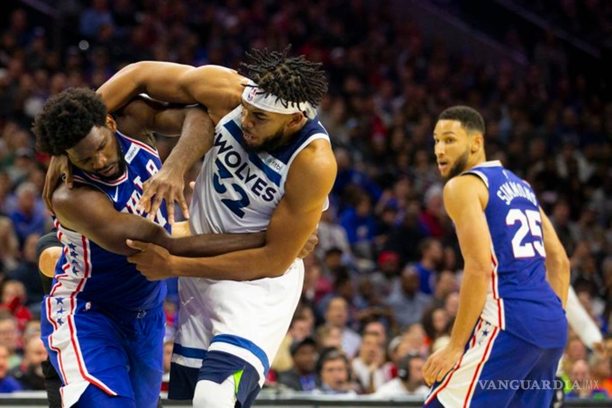 Embiid y Karl Anthony Towns pelean en pleno partido (VIDEO)