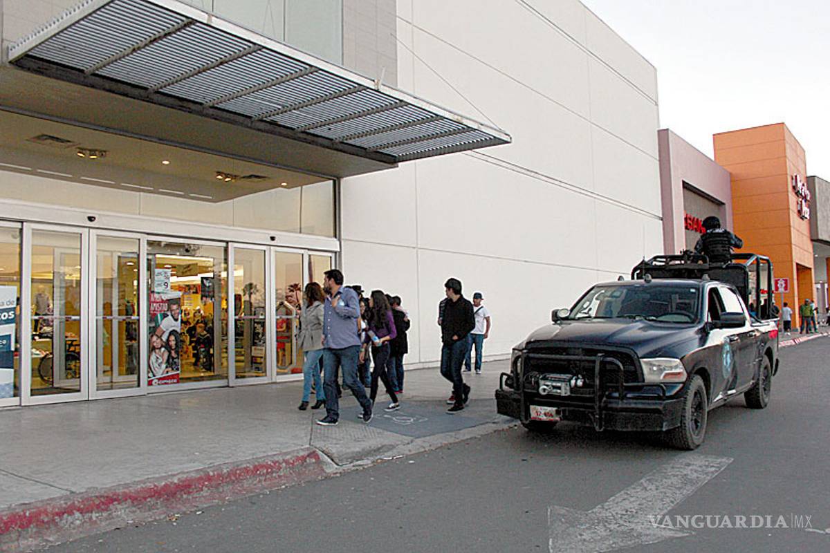 Irrumpe comando armado en centro comercial de Saltillo