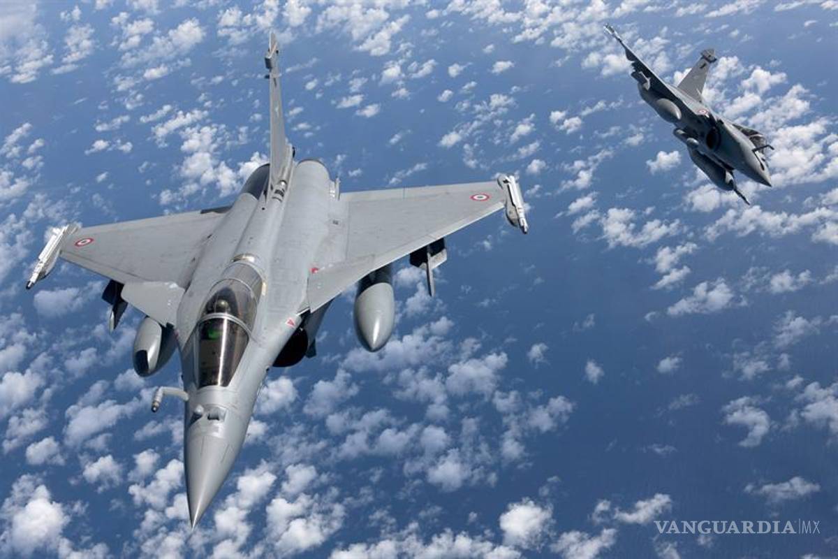 Francia bombardea masivamente posiciones del Estado Islámico en Siria