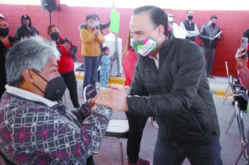 Entrega Alcalde de Saltillo calles pavimentadas en colonia Evaristo Pérez