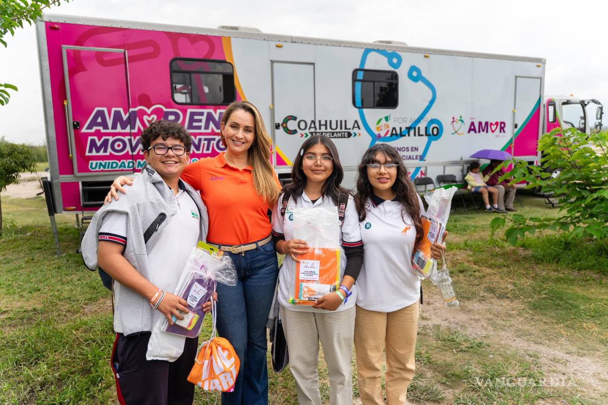 DIF Saltillo entrega 370 paquetes de útiles escolares en Derramadero