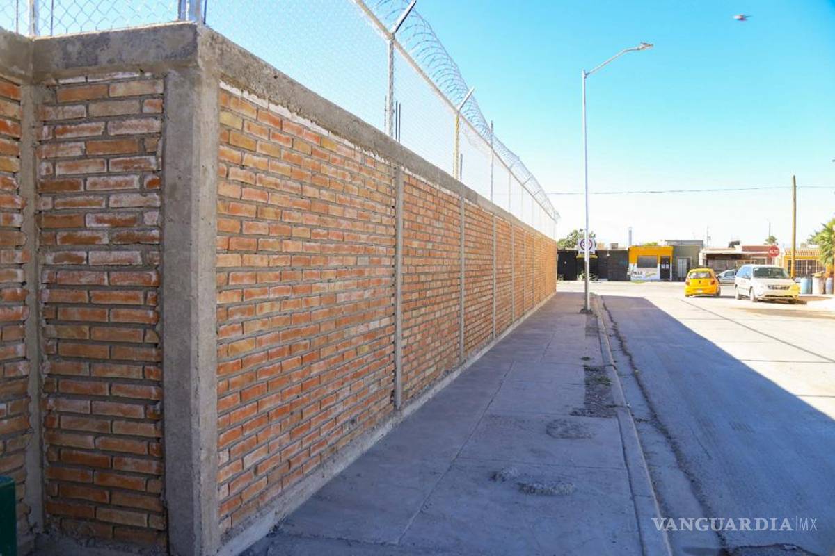 Entrega alcalde de Torreón pavimentación y barda a escuela