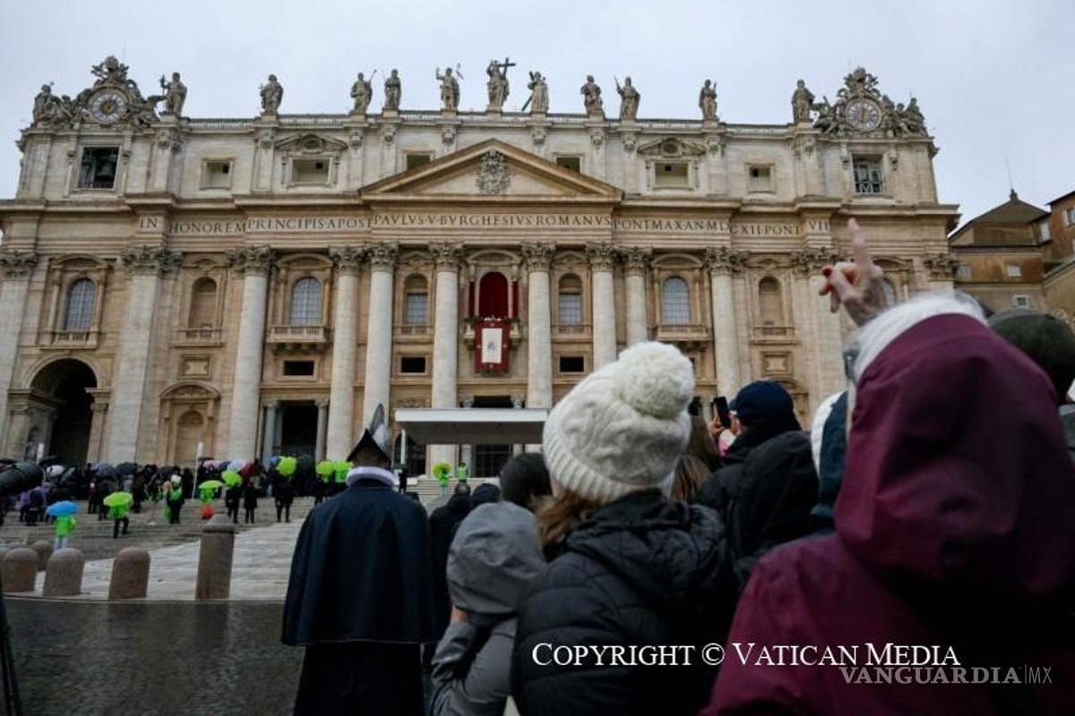 $!Miles de fieles se reúnen en el Vaticano para escuchar el llamado a la paz del Sumo Pontífice
