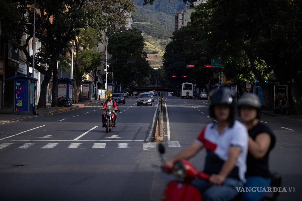 $!Caracas amaneció ralentizada, con calles vacías, muy poca circulaciónde vehículos y comercios con largas filas de compradores, según constató EFE, un día después del ataque.