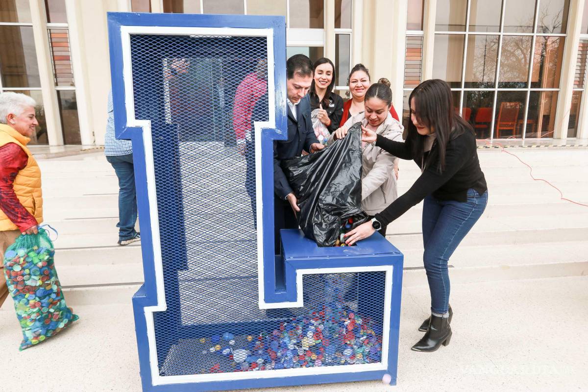 $!El contenedor para el depósito de las tapitas fue colocado en la explanada de Rectoría.