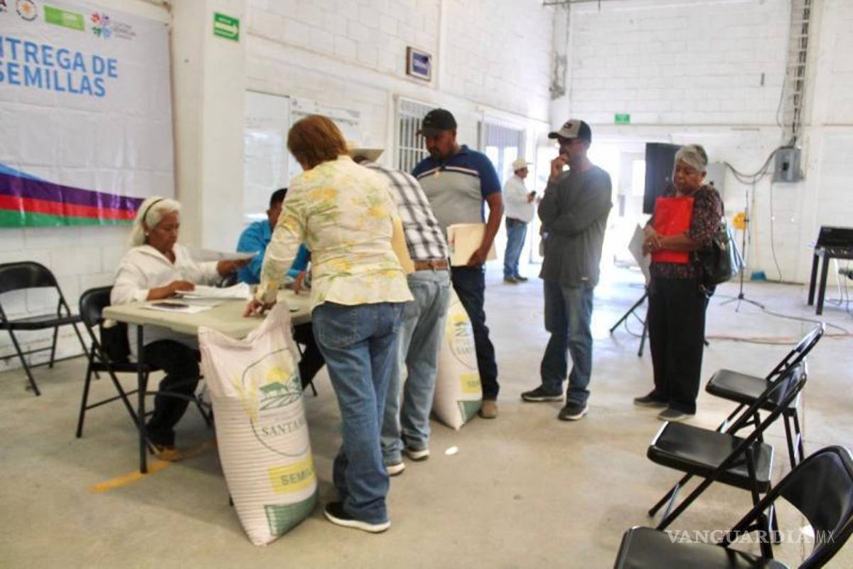 $!El alcalde Víctor Manuel Leija Vega destacó que las acciones buscan aumentar la productividad agrícola y mejorar el bienestar de las familias del sector rural.