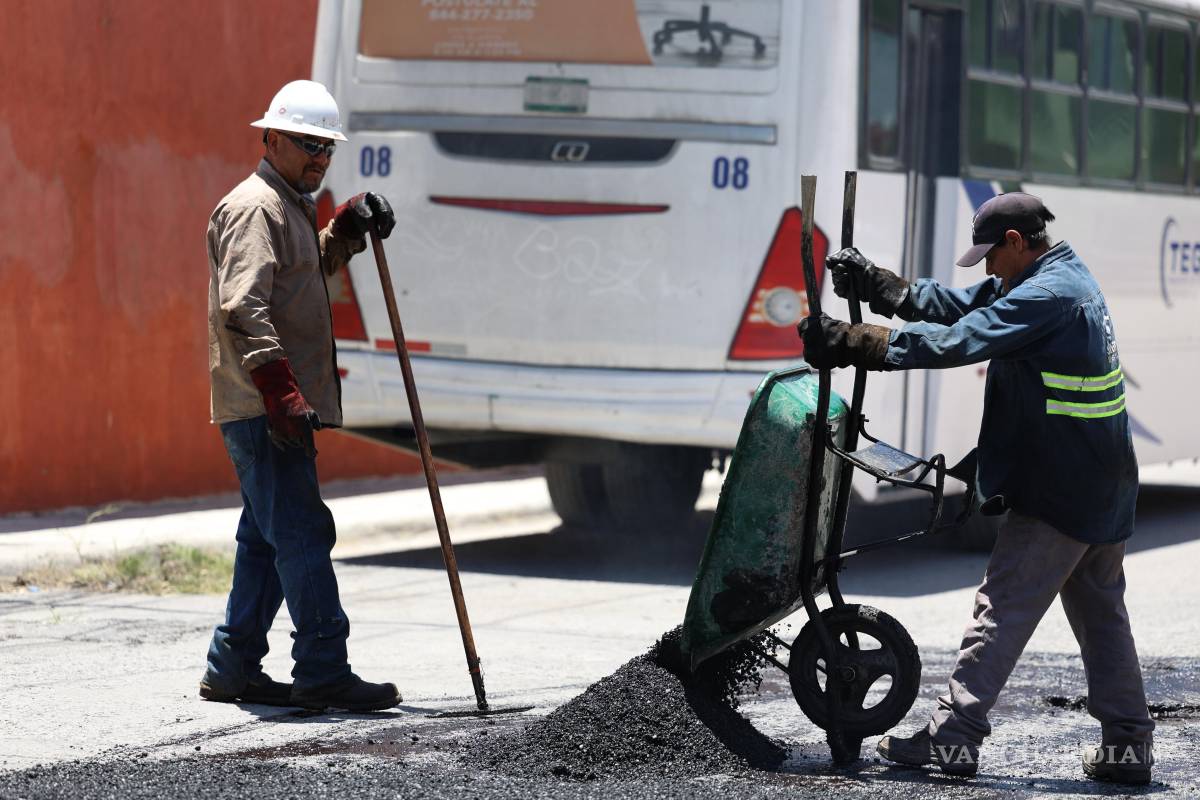 $!Cuadrillas de bacheo trabajan diariamente en colonias y bulevares de Saltillo para reparar los daños en las vialidades.