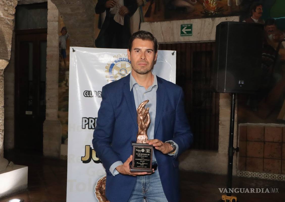 $!Antonio Dewey Pérez recibió la presea otorgada a su bisabuelo, Don Humberto Castilla Salas, en homenaje a su entrega comunitaria.