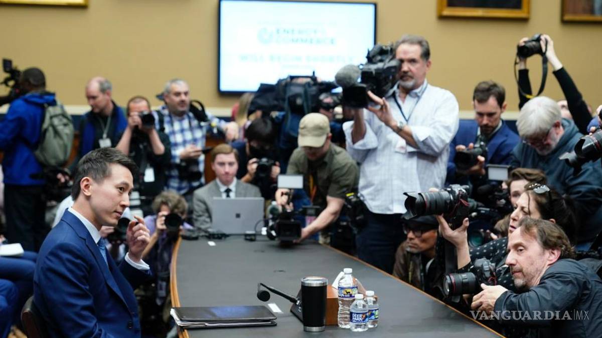 $!El director ejecutivo de TikTok, Shou Zi Chew, llega para testificar en una audiencia del Comité de Comercio y Energía de la Cámara.