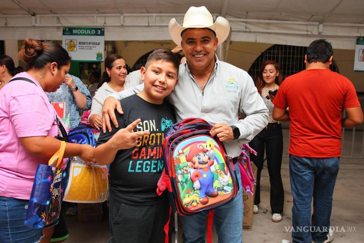 Impulsa Sabinas la educación con entrega de mochilas y útiles escolares