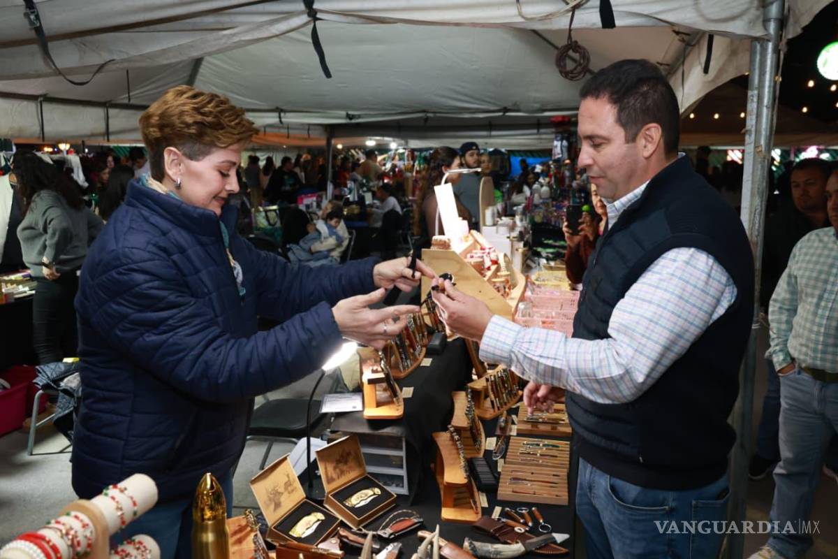$!Emprendedoras de distintos giros mostraron sus productos al presidente municipal durante la visita del edil al evento.