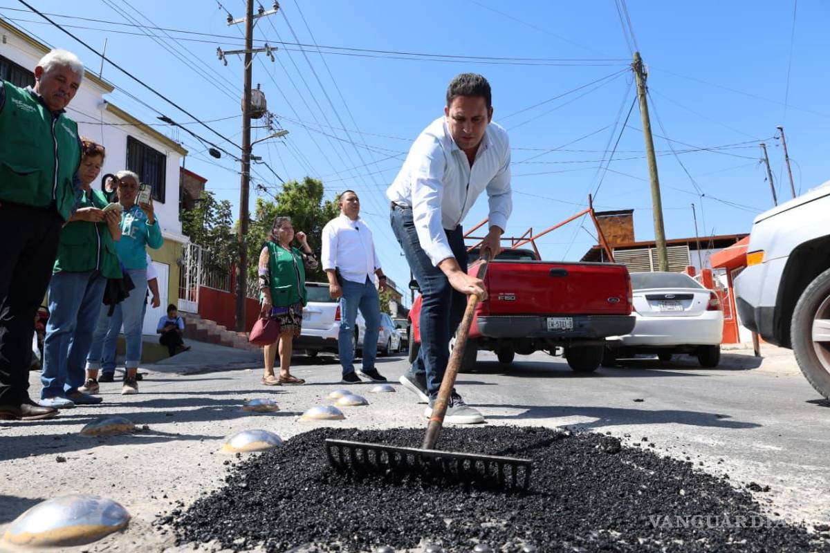$!El alcalde Javier Díaz también participa en las labores de bacheo.