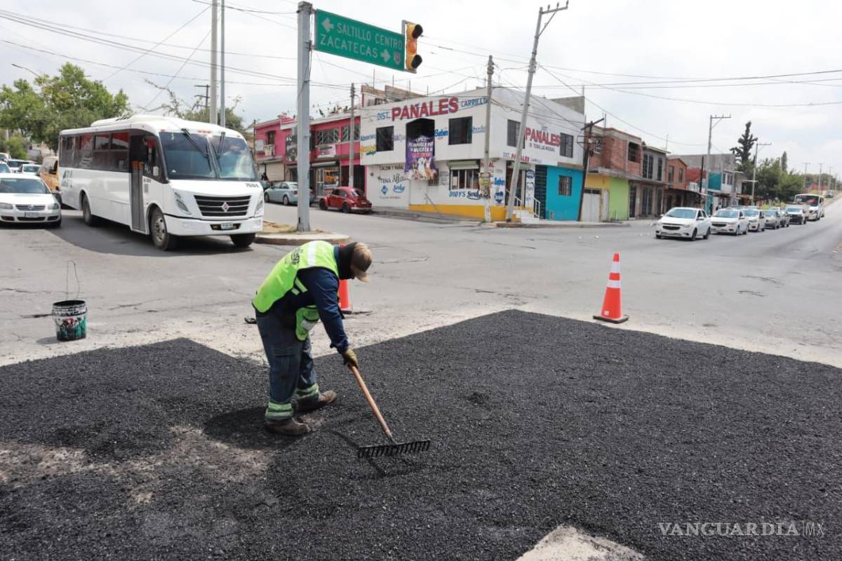 $!Personal del Ayuntamiento retiró pavimento dañado y colocó nueva carpeta asfáltica en el cruce del bulevar Enrique Martínez y Martínez con la calzada Antonio Narro, beneficiando a miles de ciudadanos diariamente.