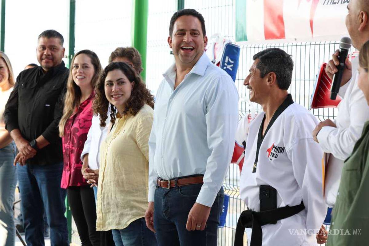 $!Autoridades municipales y legislativas participaron en la entrega, reconociendo la colaboración de iniciativa privada y ciudadanía en beneficio de la comunidad.