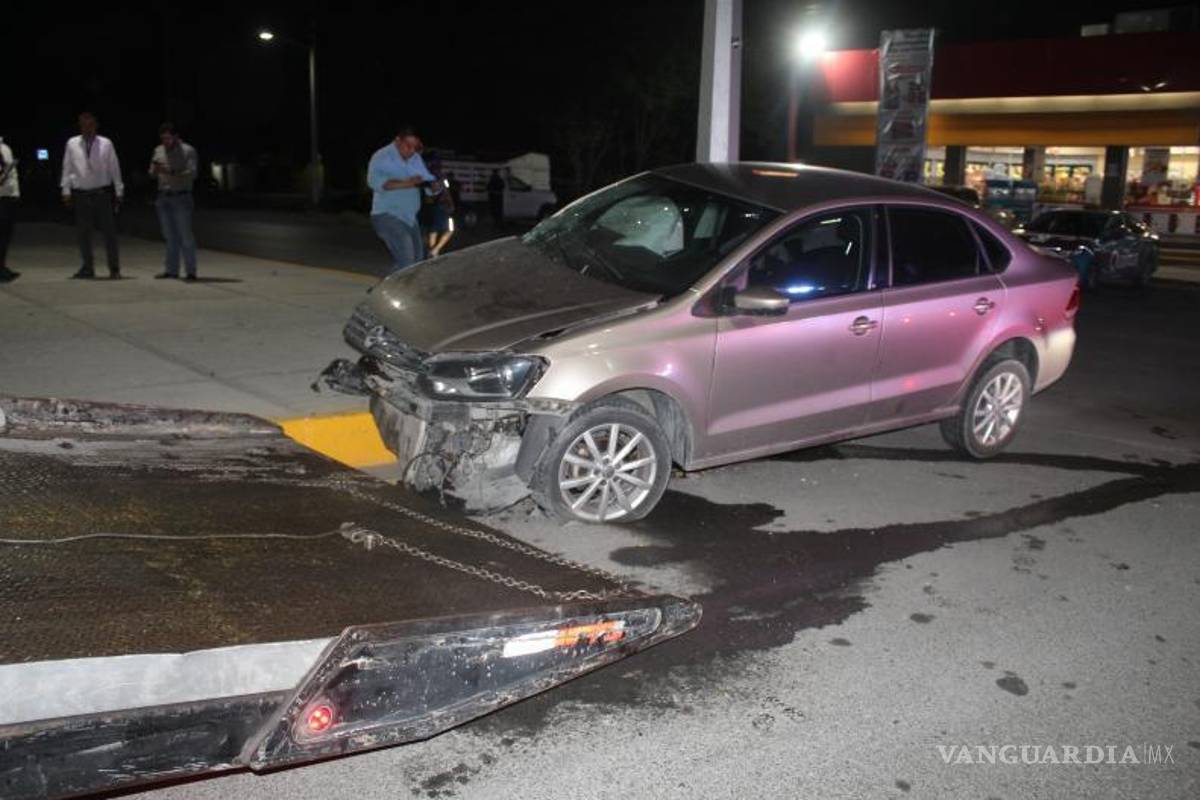 $!El accidente dejó daños materiales al vehículo y a la infraestructura urbana.