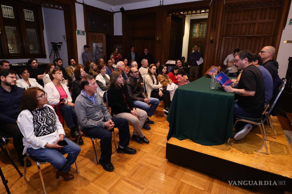 $!El autor César Iván Borbolla Torres compartió con los asistentes fragmentos de su libro, el cual reúne cuentos cortos y narrativas basadas en vivencias personales.