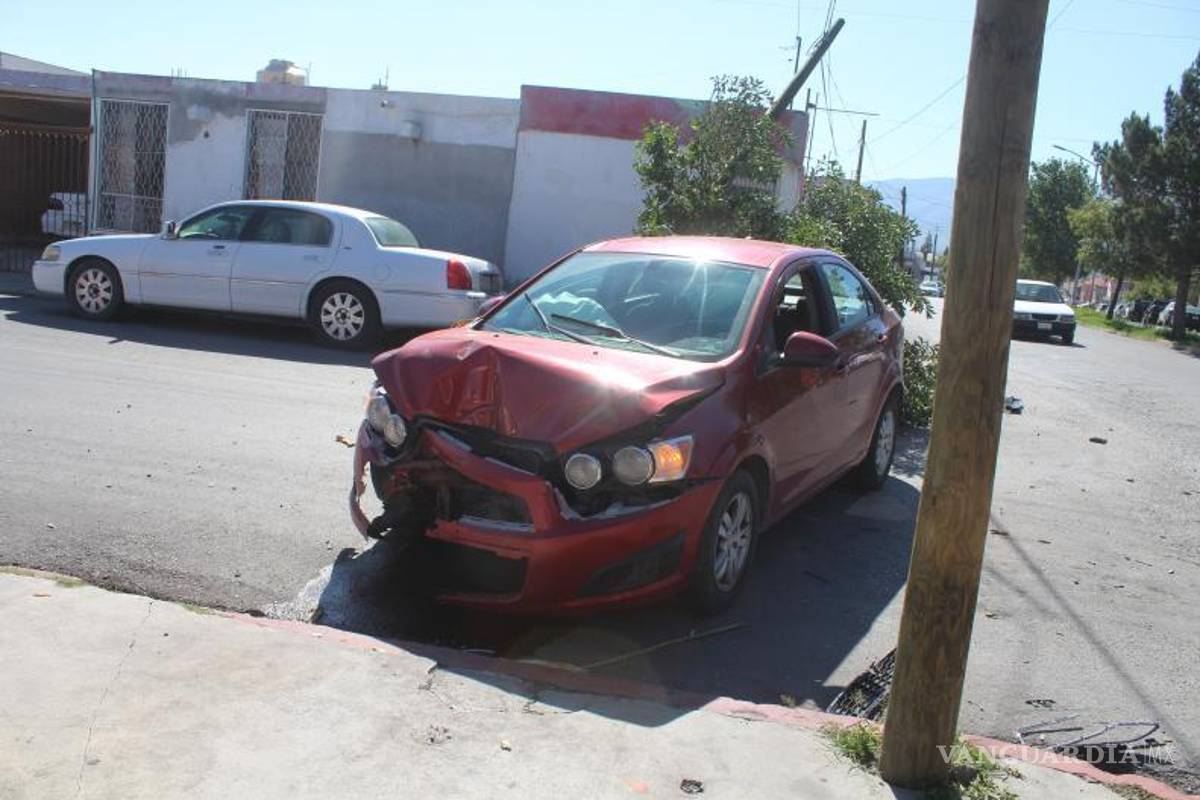 $!Autoridades aseguraron el auto tras no llegar a un acuerdo por los daños.