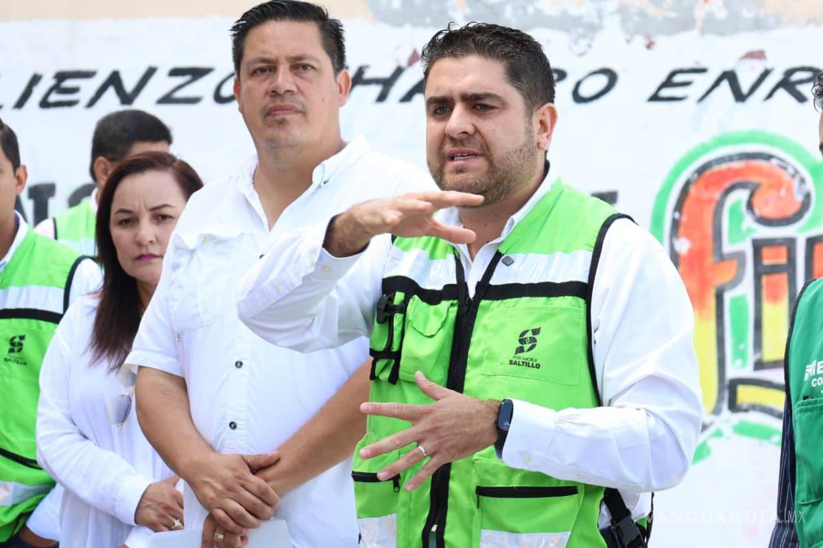 $!Eduardo Medrano Aguirre (der.) y Édgar Omar Puentes Montes destacaron la importancia de la rehabilitación de la cancha para fomentar el deporte y la convivencia en la colonia Nazario S. Ortiz Garza.