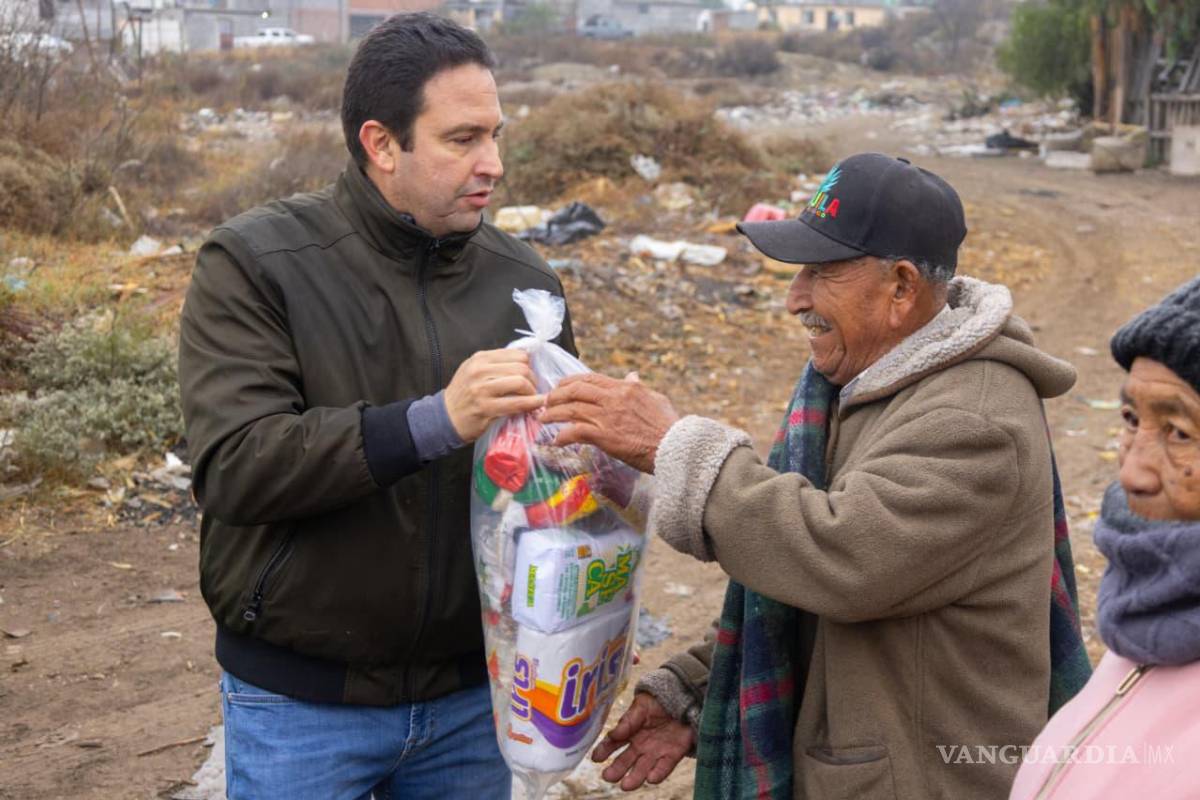 Saltillo: Javier Díaz entrega apoyos en colonia Omega ante bajas temperaturas