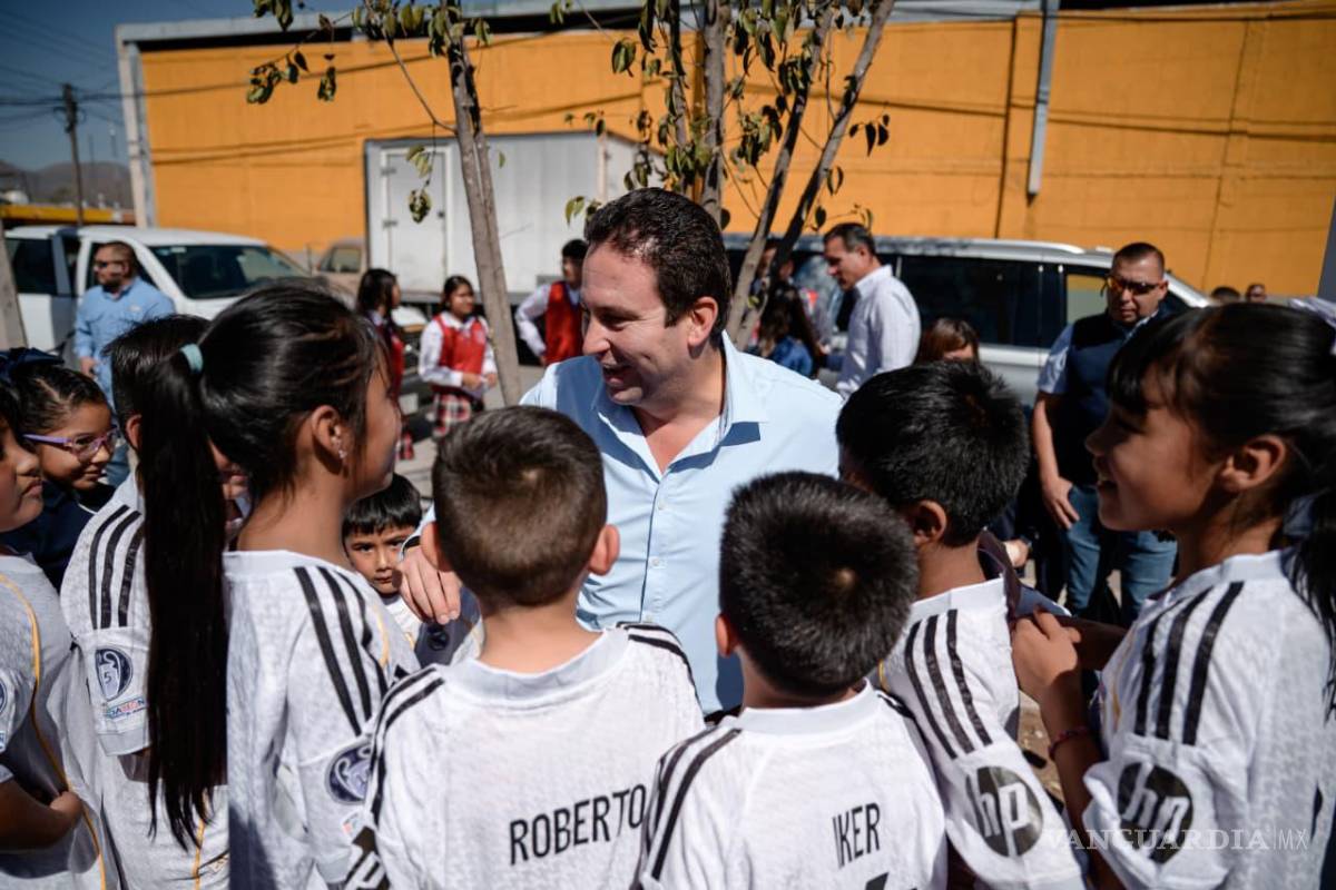 $!El alcalde de Saltillo, Javier Díaz González, inauguró la cancha de usos múltiples de la colonia Nazario S. Ortiz Garza.