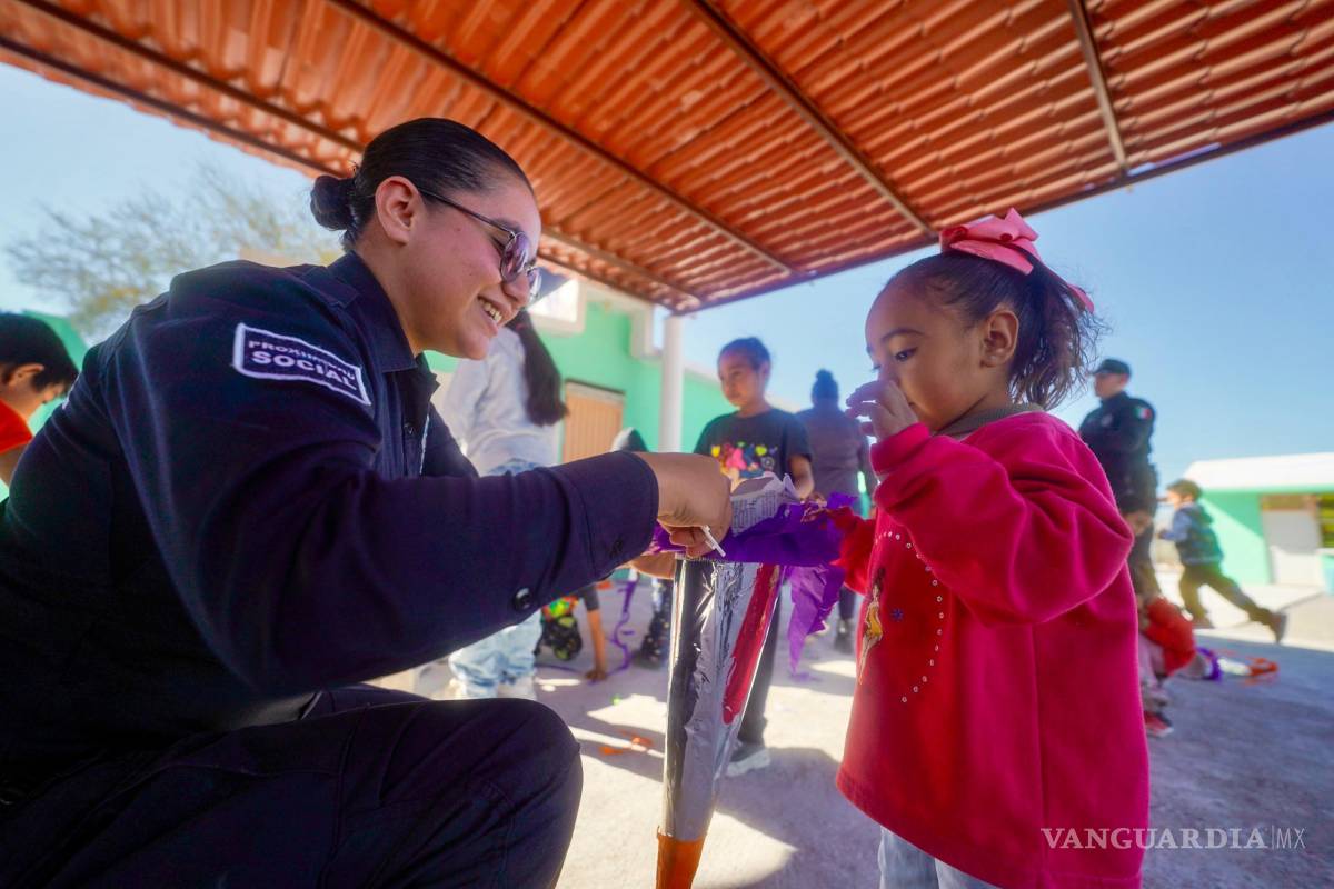 Policía Municipal de Ramos Arizpe realiza posada navideña para niños del ejido Landeros