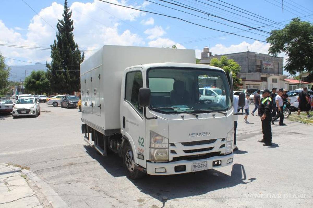$!El camión de carga involucrado en el accidente circulaba por la calle Vicente Rivapalacio sin respetar la señal de alto.