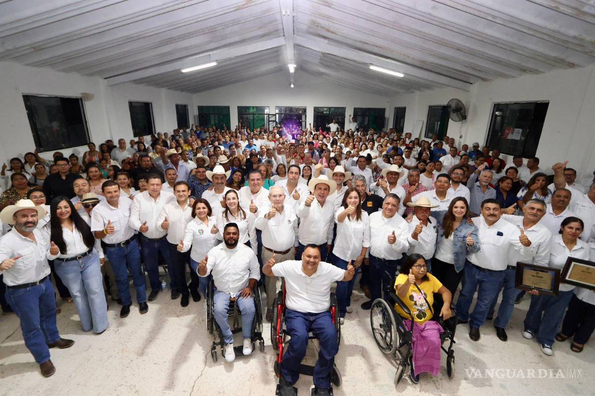$!El alcalde de Parras, Fernando Orozco, y la alcaldesa de General Cepeda, Mayra Ramos, presentes en el evento para respaldar a las nuevas dirigencias municipales.
