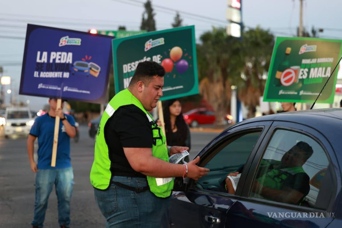 Promueven jóvenes de Saltillo la cultura vial con crucero de concientización