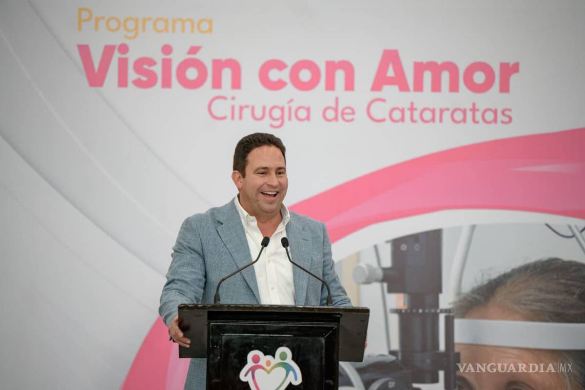 $!El alcalde de Saltillo, Javier Díaz González, destaca la importancia del programa Visión con Amor como un esfuerzo para mejorar la salud visual de las familias saltillenses, agradeciendo la colaboración del Gobierno del Estado y el personal médico involucrado.