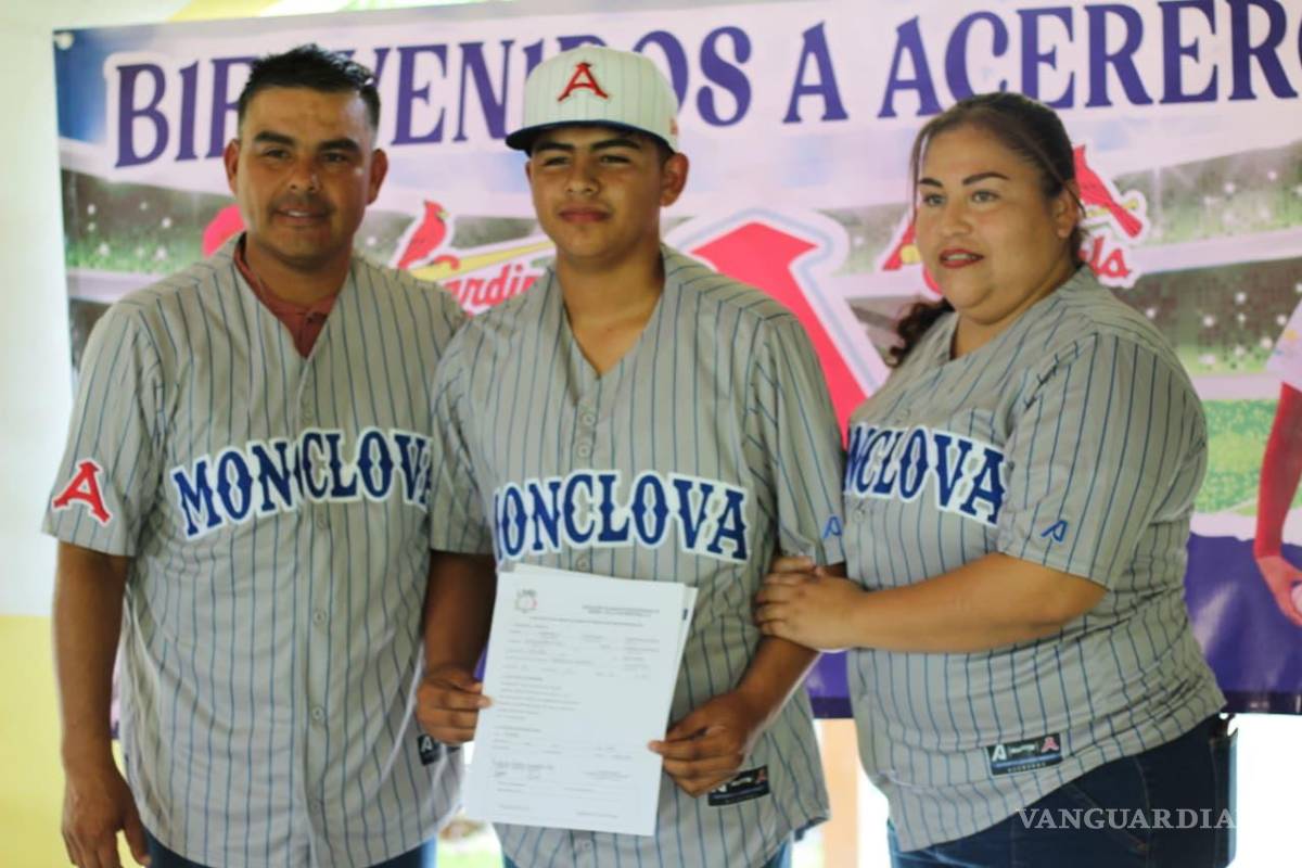 Alonso Buentello, primer joven candelense que firma con Acereros de Monclova