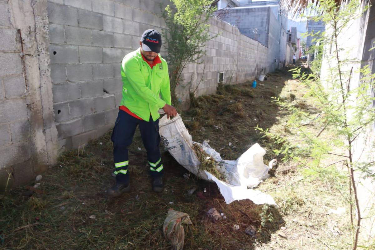 $!Brigadas municipales limpian callejones de la colonia Morelos, contribuyendo a un entorno más saludable para sus habitantes.