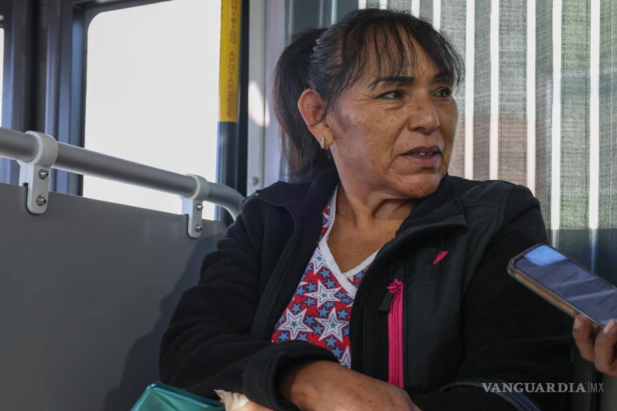 $!María Dámaso afirmó que ahora solo necesita una conexión para llegar a su trabajo, gracias a las rutas de poniente-oriente y sur-norte, y elogió la comodidad de las unidades.