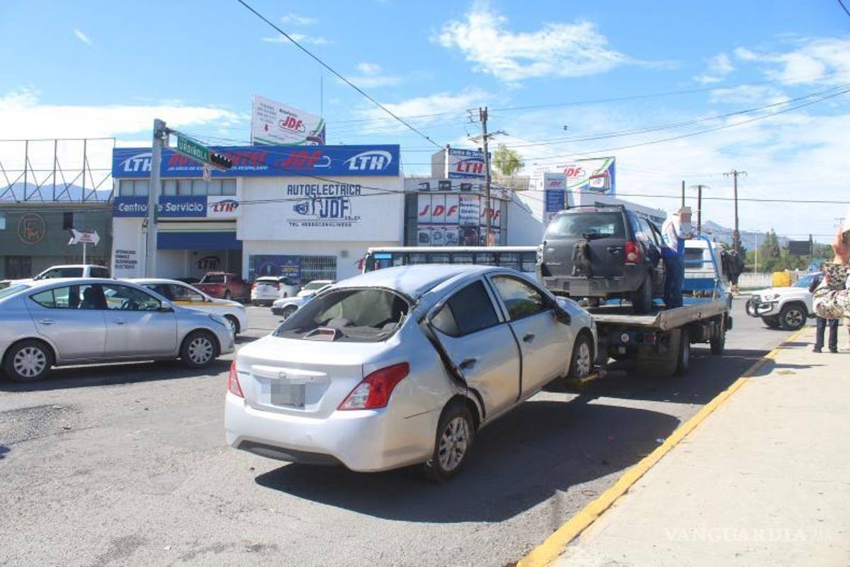 $!El choque provocó la volcadura del Nissan V-Drive en el cruce de Urdiñola y Paseo de la Reforma.