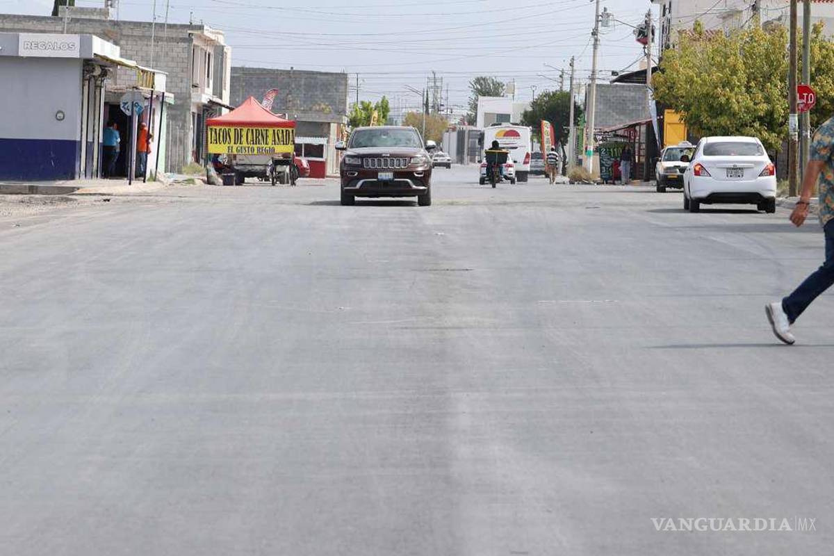 Alcalde de Saltillo lleva pavimentación a la colonia Puerta del Oriente